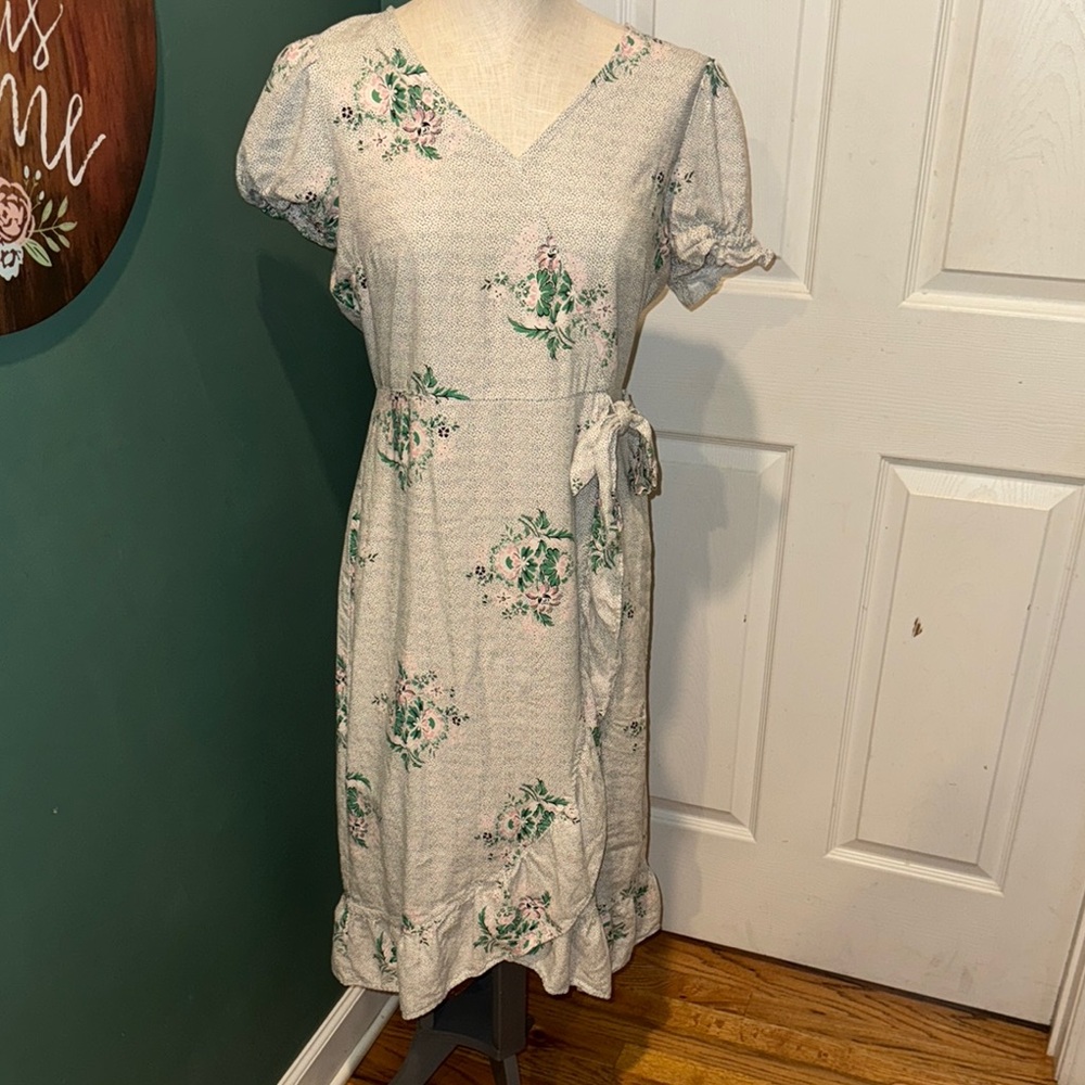 LOFT Cream and‎ Green Ruffled floral Midi dress size 6